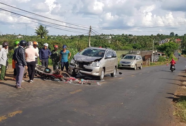 Hai học sinh lớp 9 đi xe máy bị ô tô tông nguy kịch khi đổ dốc - 1 Hai học sinh lớp 9 đi xe máy bị ô tô tông nguy kịch khi đổ dốc - 1