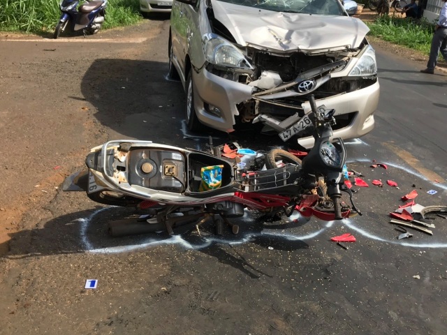 Hai học sinh lớp 9 đi xe máy bị ô tô tông nguy kịch khi đổ dốc - 2 Hai học sinh lớp 9 đi xe máy bị ô tô tông nguy kịch khi đổ dốc - 2