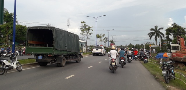 Cả tuyến đường náo loạn do nhóm giang hồ vây công an trong xe ô tô - 1 Cả tuyến đường náo loạn do nhóm giang hồ vây công an trong xe ô tô - 1