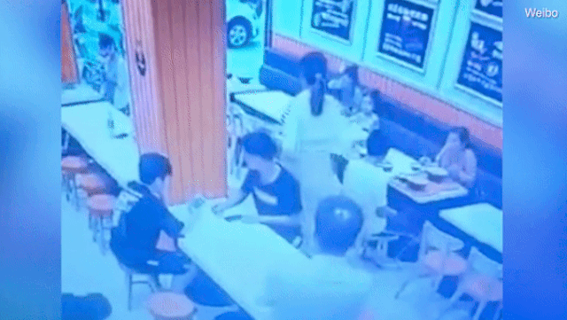 Thai phụ hất canh nóng vào mặt em bé gây ồn ào trong nhà hàng - 1 Thai phụ hất canh nóng vào mặt em bé gây ồn ào trong nhà hàng - 1