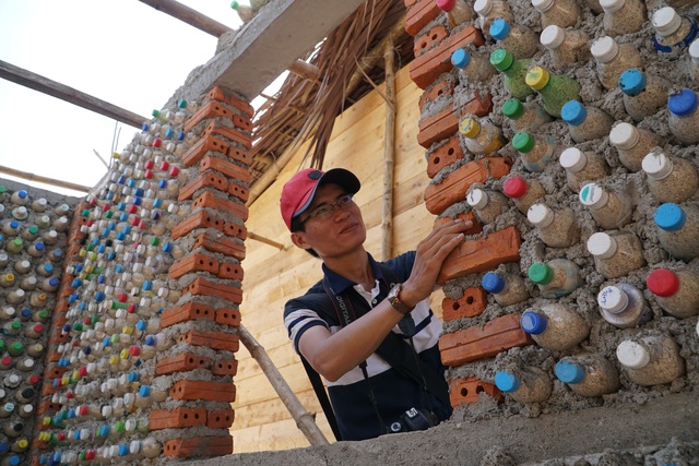 Quảng Ngãi: Độc đáo homestay làm từ 6.000 vỏ chai nhựa - 8 Quảng Ngãi: Độc đáo homestay làm từ 6.000 vỏ chai nhựa - 8