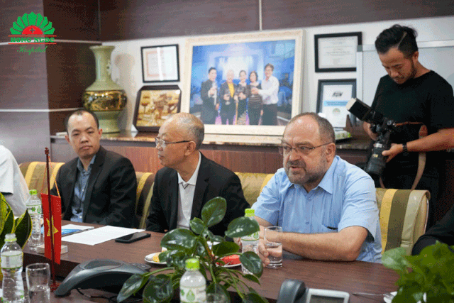 Phó Chủ tịch Hạ viện Quốc hội Cộng hòa Séc sang thăm Trung tâm IVF tiêu chuẩn châu Âu - 3 Phó Chủ tịch Hạ viện Quốc hội Cộng hòa Séc sang thăm Trung tâm IVF tiêu chuẩn châu Âu - 3