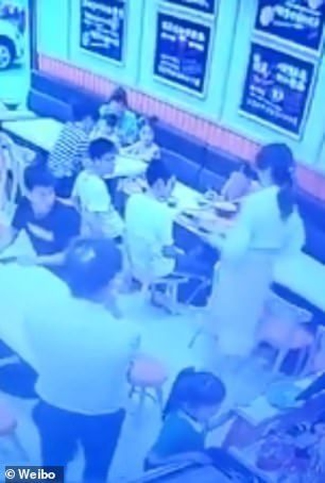Thai phụ hất canh nóng vào mặt em bé gây ồn ào trong nhà hàng - 2 Thai phụ hất canh nóng vào mặt em bé gây ồn ào trong nhà hàng - 2