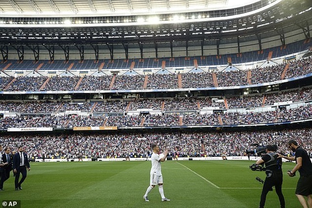 Eden Hazard rạng rỡ ra mắt 50.000 cổ động viên Real Madrid - 9