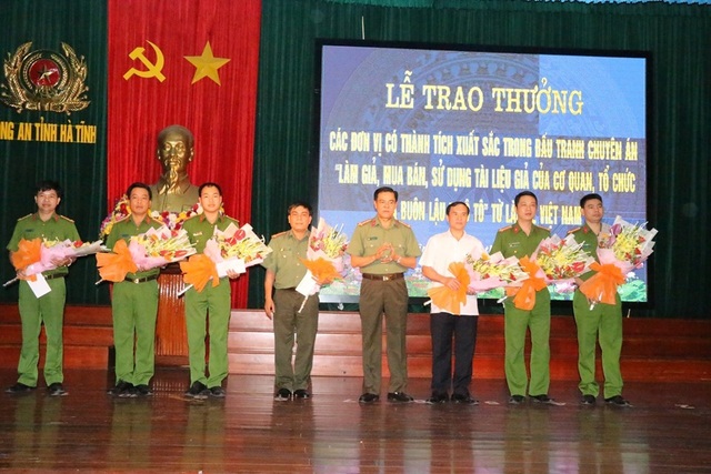 Triệt xóa đường dây buôn lậu “khủng” thu hàng chục xe hạng sang - 5 Triệt xóa đường dây buôn lậu “khủng” thu hàng chục xe hạng sang - 5