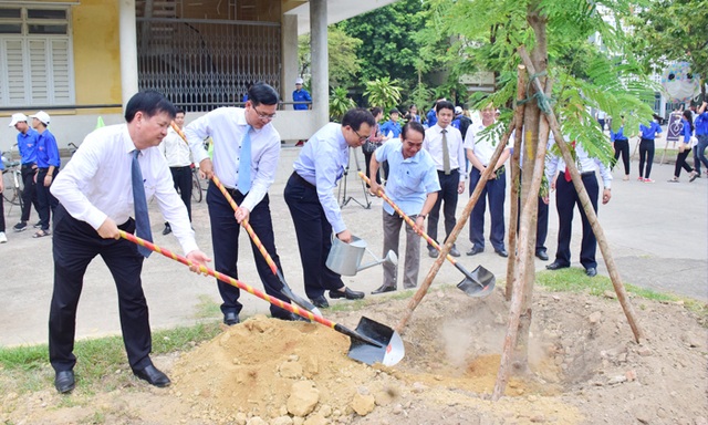 Thứ trưởng Bộ GDĐT: HS, SV và phụ huynh hãy tích cực tham gia hoạt động bảo vệ môi trường - 4 Thứ trưởng Bộ GDĐT: HS, SV và phụ huynh hãy tích cực tham gia hoạt động bảo vệ môi trường - 4