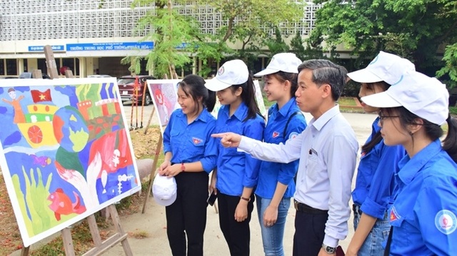 Thứ trưởng Bộ GDĐT: HS, SV và phụ huynh hãy tích cực tham gia hoạt động bảo vệ môi trường - 2 Thứ trưởng Bộ GDĐT: HS, SV và phụ huynh hãy tích cực tham gia hoạt động bảo vệ môi trường - 2