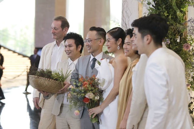 Dàn BTV VTV cùng Tuấn Hưng, Lê Hiếu, Khắc Việt chúc mừng đám cưới Phí Linh - 8
