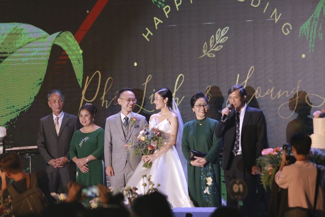 Dàn BTV VTV cùng Tuấn Hưng, Lê Hiếu, Khắc Việt chúc mừng đám cưới Phí Linh - 7