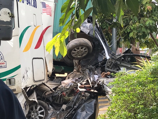 Vụ tai nạn thảm khốc 5 người chết: Do xe container lấn trái - 2