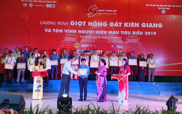 Năm 2018, Kiên Giang tiếp nhận hơn 19.400 đơn vị máu - 1 Năm 2018, Kiên Giang tiếp nhận hơn 19.400 đơn vị máu - 1