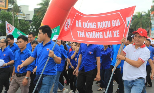 Hàng ngàn người đi bộ kêu gọi “không uống rượu bia khi lái xe” - 2 Hàng ngàn người đi bộ kêu gọi “không uống rượu bia khi lái xe” - 2