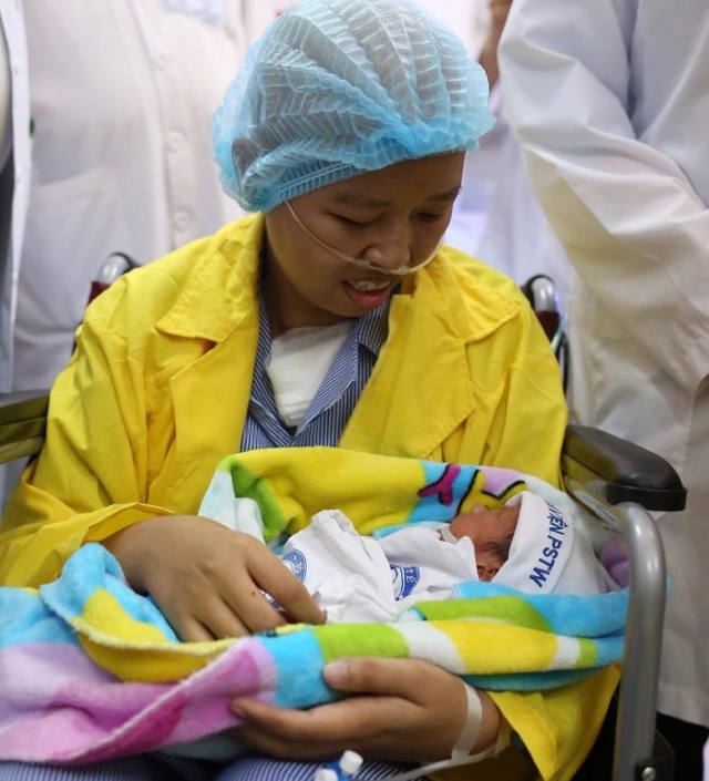 Người mẹ ung thư giai đoạn cuối lần đầu gặp con: “Ở đây, bao giờ mẹ khỏe, mẹ sang” - 7 Người mẹ ung thư giai đoạn cuối lần đầu gặp con: “Ở đây, bao giờ mẹ khỏe, mẹ sang” - 7