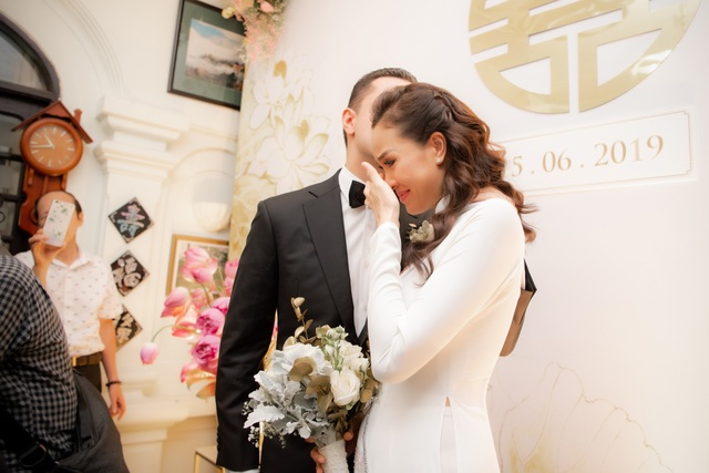 Mẹ chồng Tây xúc động, mẹ đẻ bật khóc trong đám cưới siêu mẫu Phương Mai - 16 Mẹ chồng Tây xúc động, mẹ đẻ bật khóc trong đám cưới siêu mẫu Phương Mai - 16