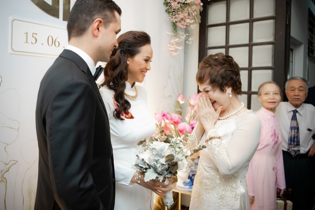 Mẹ chồng Tây xúc động, mẹ đẻ bật khóc trong đám cưới siêu mẫu Phương Mai - 12 Mẹ chồng Tây xúc động, mẹ đẻ bật khóc trong đám cưới siêu mẫu Phương Mai - 12
