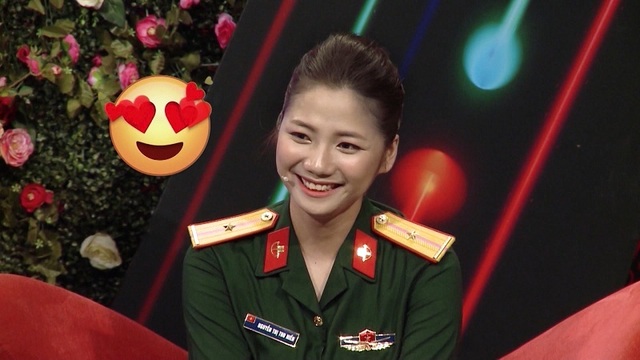 Hot girl quân y xinh đẹp ngượng ngùng khi trai lạ nắm tay trên truyền hình - 1 Hot girl quân y xinh đẹp ngượng ngùng khi trai lạ nắm tay trên truyền hình - 1
