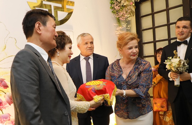 Mẹ chồng Tây xúc động, mẹ đẻ bật khóc trong đám cưới siêu mẫu Phương Mai - 13 Mẹ chồng Tây xúc động, mẹ đẻ bật khóc trong đám cưới siêu mẫu Phương Mai - 13