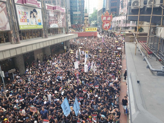 “Biển người” áo đen Hong Kong biểu tình dù dự luật dẫn độ đã bị hoãn - Ảnh minh hoạ 5