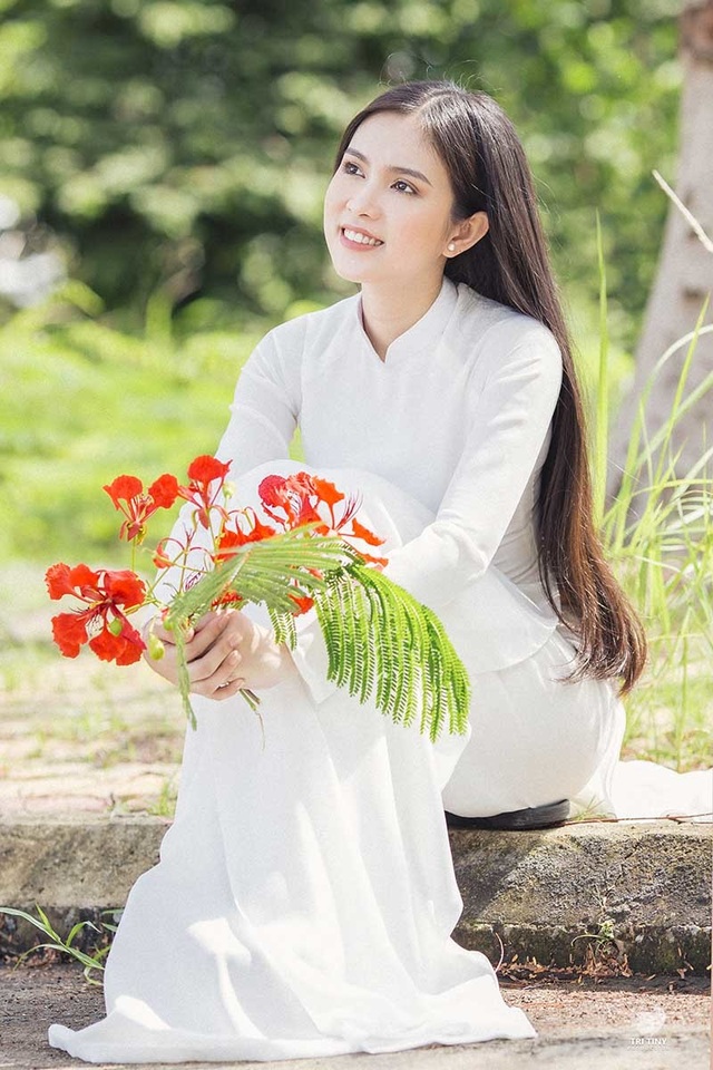 Hot girl bản sao Ngọc Trinh khoe vẻ đẹp tinh khôi áo dài trắng - 2 Hot girl bản sao Ngọc Trinh khoe vẻ đẹp tinh khôi áo dài trắng - 2