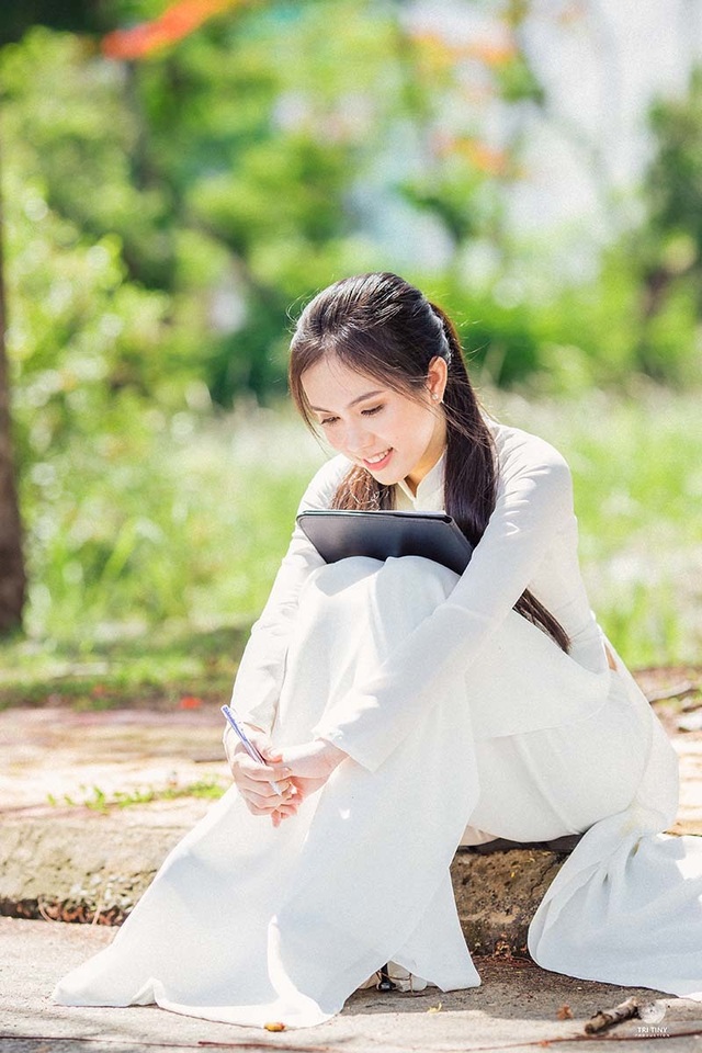 Hot girl bản sao Ngọc Trinh khoe vẻ đẹp tinh khôi áo dài trắng - 6 Hot girl bản sao Ngọc Trinh khoe vẻ đẹp tinh khôi áo dài trắng - 6