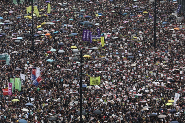 “Biển người” áo đen Hong Kong biểu tình dù dự luật dẫn độ đã bị hoãn - Ảnh minh hoạ 9