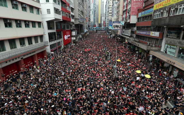 “Biển người” áo đen Hong Kong biểu tình dù dự luật dẫn độ đã bị hoãn - Ảnh minh hoạ 2