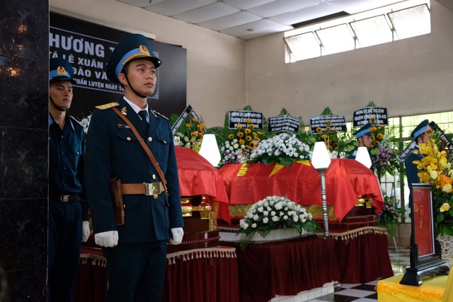 Xúc động tang lễ 2 phi công hy sinh khi bay huấn luyện ở Khánh Hòa - 1 Xúc động tang lễ 2 phi công hy sinh khi bay huấn luyện ở Khánh Hòa - 1