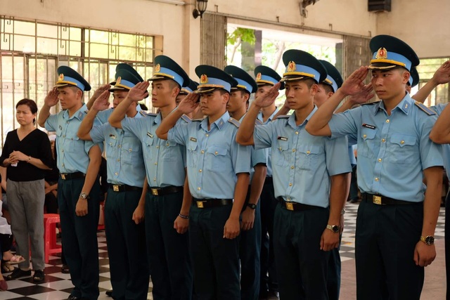 Xúc động tang lễ 2 phi công hy sinh khi bay huấn luyện ở Khánh Hòa - 2 Xúc động tang lễ 2 phi công hy sinh khi bay huấn luyện ở Khánh Hòa - 2