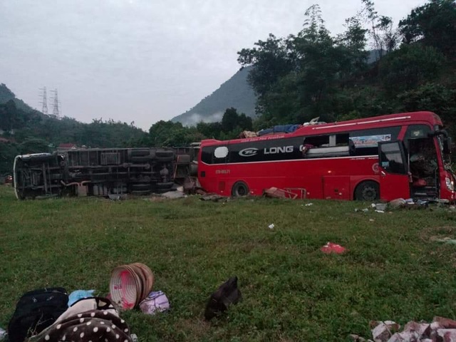Hiện trường tan nát vụ tai nạn làm 3 người chết, 38 người bị thương - 12 Hiện trường tan nát vụ tai nạn làm 3 người chết, 38 người bị thương - 12