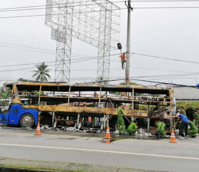 Xe đang chở nhiều hành khách bất ngờ cháy trơ khung - 8 Xe đang chở nhiều hành khách bất ngờ cháy trơ khung - 8