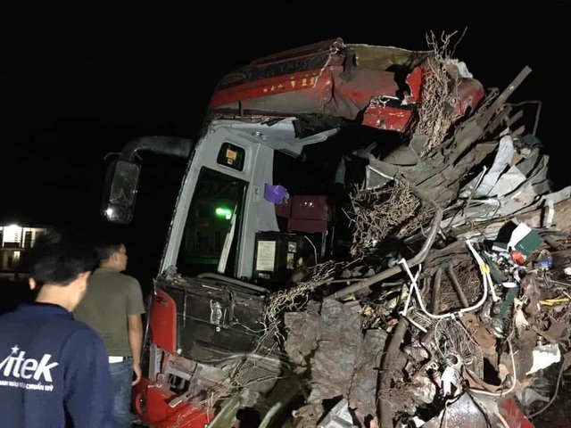 Hiện trường tan nát vụ tai nạn làm 3 người chết, 38 người bị thương - 6 Hiện trường tan nát vụ tai nạn làm 3 người chết, 38 người bị thương - 6