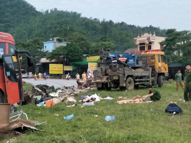 Hiện trường tan nát vụ tai nạn làm 3 người chết, 38 người bị thương - 8 Hiện trường tan nát vụ tai nạn làm 3 người chết, 38 người bị thương - 8