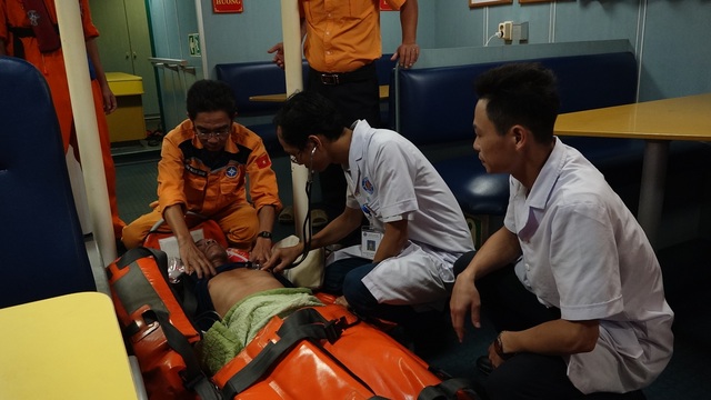 Cứu sống thuyền viên bị tai biến mạch máu não trên vùng biển quần đảo Hoàng Sa - 2 Cứu sống thuyền viên bị tai biến mạch máu não trên vùng biển quần đảo Hoàng Sa - 2
