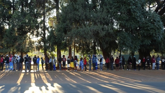 Khủng hoảng kinh tế trầm trọng, Zimbabwe không có nổi giấy, mực để in hộ chiếu cho dân - 2 Khủng hoảng kinh tế trầm trọng, Zimbabwe không có nổi giấy, mực để in hộ chiếu cho dân - 2