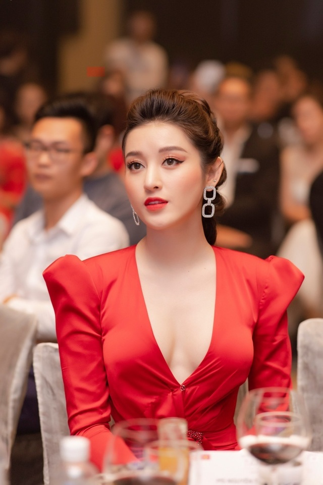 Á hậu Huyền My khoe vòng 1 táo bạo - 2 Á hậu Huyền My khoe vòng 1 táo bạo - 2
