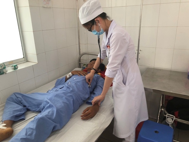 Cứu sống nam thanh niên bị sốt xuất huyết, ói ra máu rất nguy kịch - 1 Cứu sống nam thanh niên bị sốt xuất huyết, ói ra máu rất nguy kịch - 1
