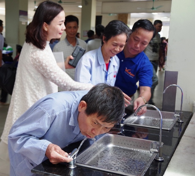 Bệnh nhân ung thư điều trị tại viện K3 Tân Triều tha hồ uống nước tinh khiết tại vòi - 3 Bệnh nhân ung thư điều trị tại viện K3 Tân Triều tha hồ uống nước tinh khiết tại vòi - 3