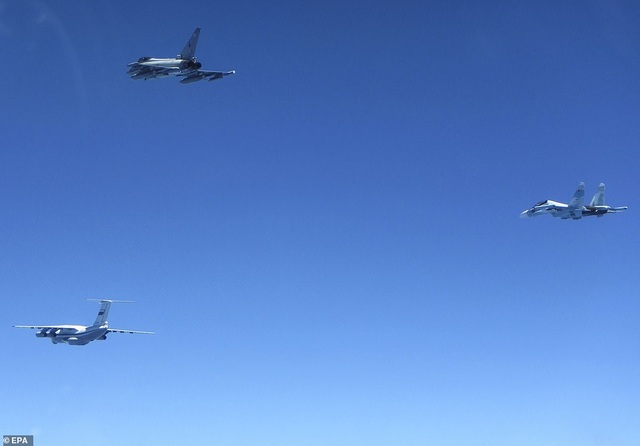 Khoảnh khắc tiêm kích “cuồng phong” Anh chặn “hổ mang chúa” Su-30 của Nga - 5 Khoảnh khắc tiêm kích “cuồng phong” Anh chặn “hổ mang chúa” Su-30 của Nga - 5