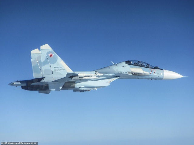 Khoảnh khắc tiêm kích “cuồng phong” Anh chặn “hổ mang chúa” Su-30 của Nga - 7 Khoảnh khắc tiêm kích “cuồng phong” Anh chặn “hổ mang chúa” Su-30 của Nga - 7