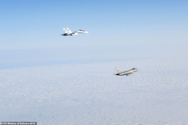 Khoảnh khắc tiêm kích “cuồng phong” Anh chặn “hổ mang chúa” Su-30 của Nga - 6 Khoảnh khắc tiêm kích “cuồng phong” Anh chặn “hổ mang chúa” Su-30 của Nga - 6