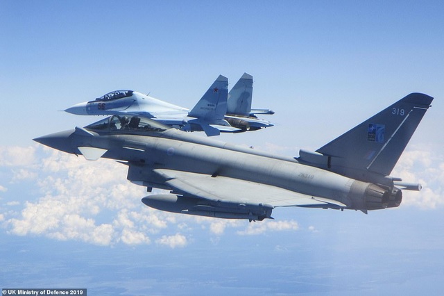Khoảnh khắc tiêm kích “cuồng phong” Anh chặn “hổ mang chúa” Su-30 của Nga - 1 Khoảnh khắc tiêm kích “cuồng phong” Anh chặn “hổ mang chúa” Su-30 của Nga - 1