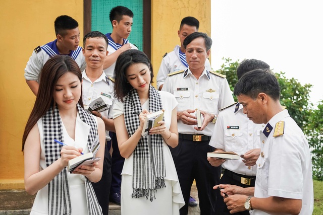 Người đẹp Thu Ngân, Hoàng My giao lưu cùng sinh viên ĐH Hàng hải - 4 Người đẹp Thu Ngân, Hoàng My giao lưu cùng sinh viên ĐH Hàng hải - 4