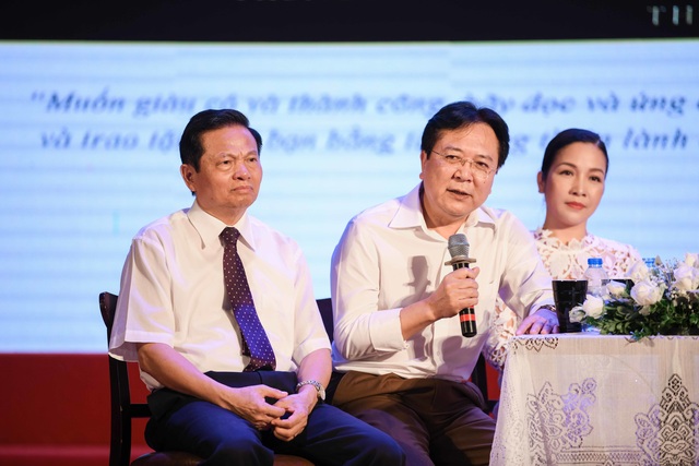 Người đẹp Thu Ngân, Hoàng My giao lưu cùng sinh viên ĐH Hàng hải - 2 Người đẹp Thu Ngân, Hoàng My giao lưu cùng sinh viên ĐH Hàng hải - 2
