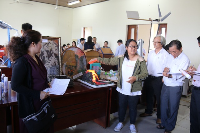 Học sinh vùng cao vượt hàng trăm km mang đề tài khoa học đi thi - 2 Học sinh vùng cao vượt hàng trăm km mang đề tài khoa học đi thi - 2