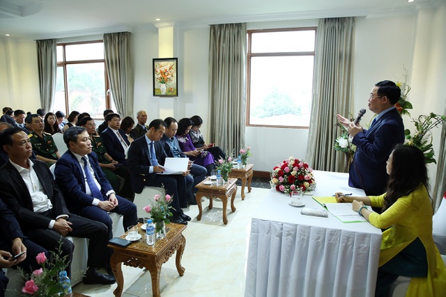 Phó Thủ tướng Vương Đình Huệ gặp gỡ cộng đồng người Việt tại Myanmar