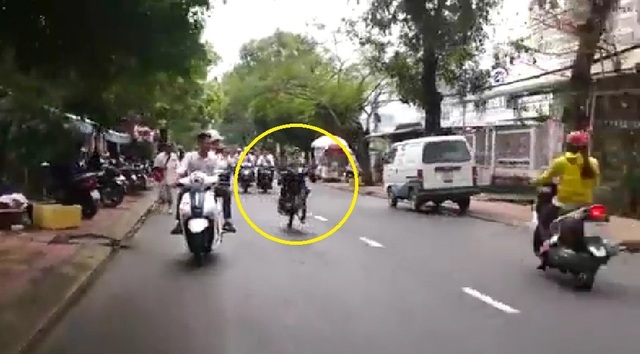 Nhóm thanh niên bốc đầu xe máy: Vui quá đà trong đám cưới? - 2 Nhóm thanh niên bốc đầu xe máy: Vui quá đà trong đám cưới? - 2