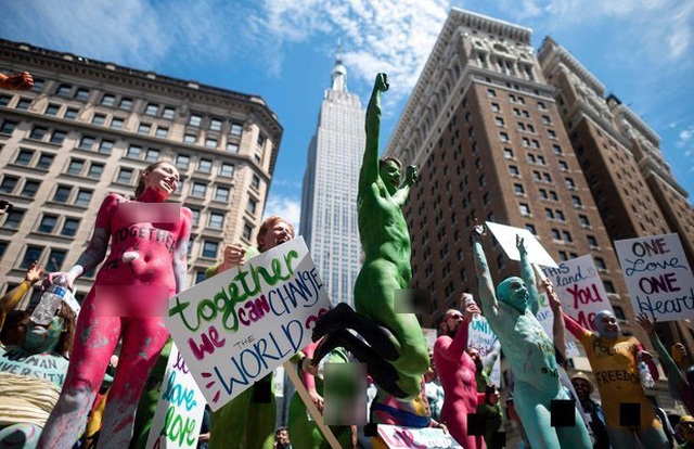 Hàng chục người biểu tình khỏa thân và phủ sơn lên người ở Mỹ - Ảnh minh hoạ 2