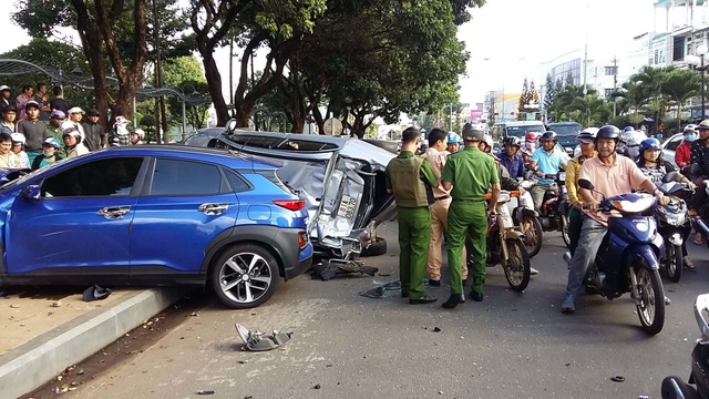 “Xe điên” tông 5 xe máy và 1 ô tô tại điểm dừng đèn đỏ - 1