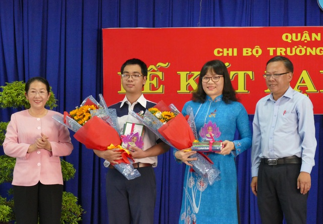 Nam sinh lớp 12 được kết nạp Đảng trước ngày thi THPT quốc gia - 1 Nam sinh lớp 12 được kết nạp Đảng trước ngày thi THPT quốc gia - 1