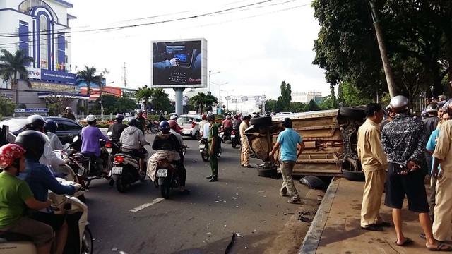 “Xe điên” tông 5 xe máy và 1 ô tô tại điểm dừng đèn đỏ - 2